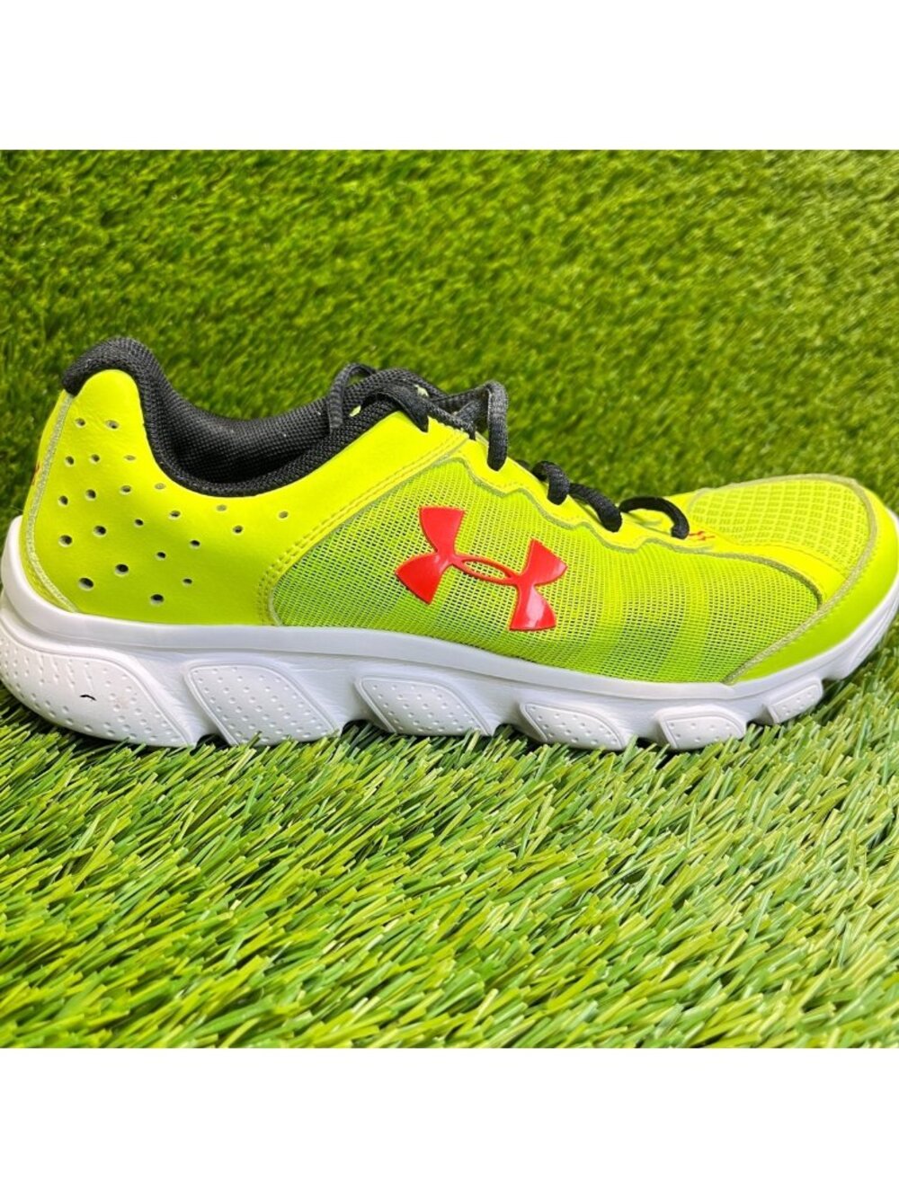 Under Armour Micro G Assert 6 Boys Size 6Y‎ Yellow White Running Shoes Sneakers